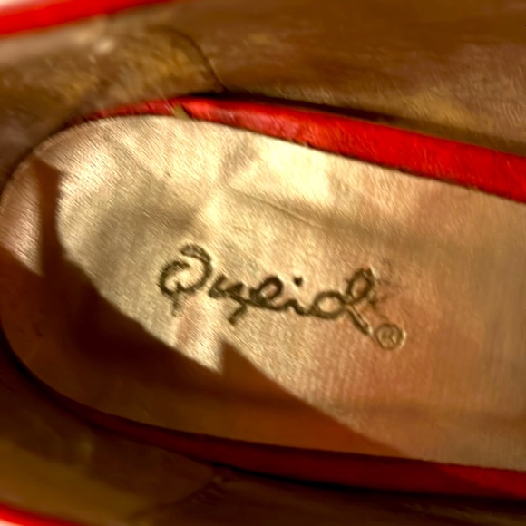 Qupid - Unique Red and Black Pump. Size 8 - Picture 5 of 9